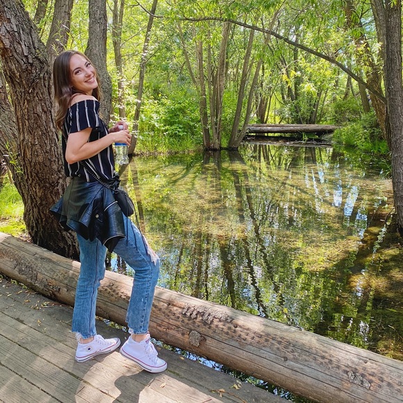 Meet your Posher, Stephanie - Picture 3 of 4